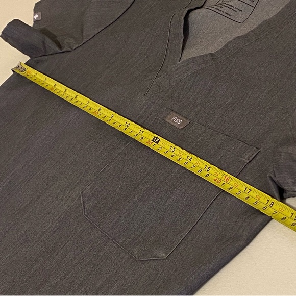 Figs Scrub Top Shirt Womens XS Technical Collection Gray Pockets Logo Medical - Picture 10 of 11